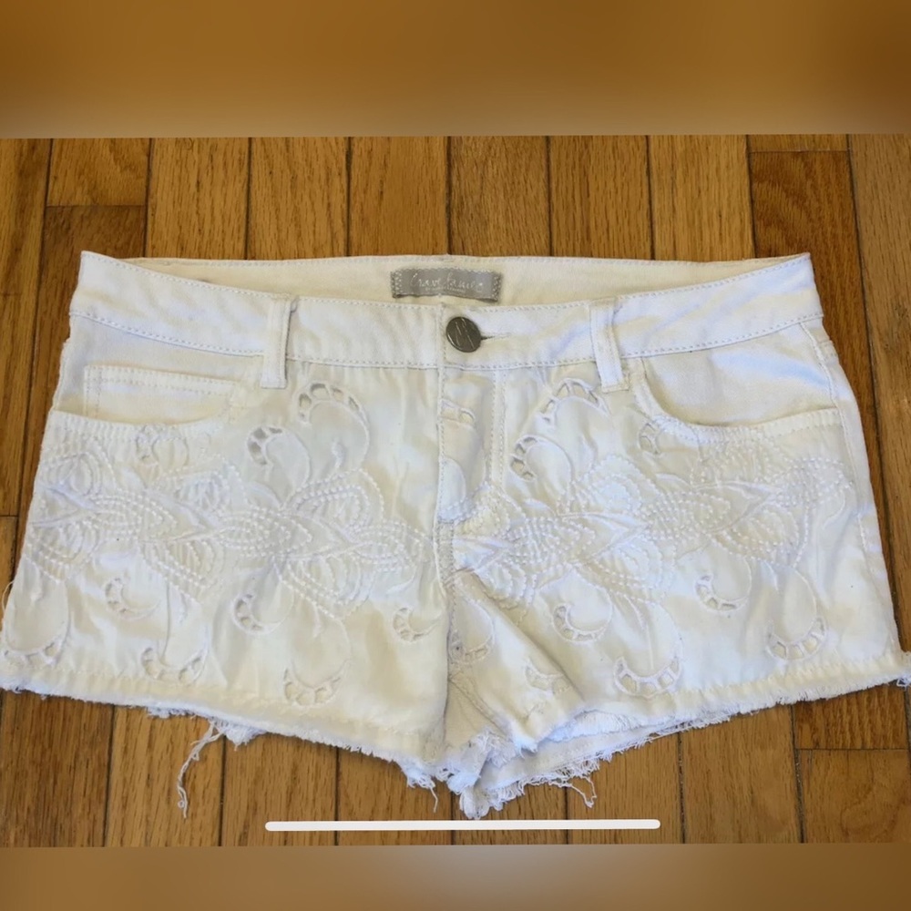 CraveFame Crave Fame Almost Famous Womens White Embroidered Cutoff Jean Shorts 7